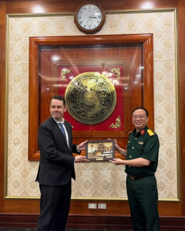 NACCET TIẾP ĐÓN, LÀM VIỆC VỚI ĐẠI DIỆN BỘ TRƯỞNG BỘ CHIẾN TRANH HOA KỲ