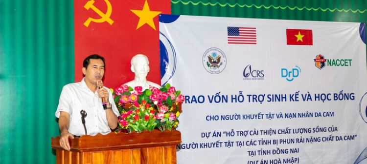 TRAO VỐN SINH KẾ CHO NGƯỜI KHUYẾT TẬT VÀ NẠN NHÂN DA CAM TẠI ĐỒNG NAI