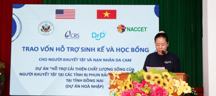 TRAO VỐN SINH KẾ VÀ HỌC BỔNG CHO NGƯỜI KHUYẾT TẬT TẠI ĐỒNG NAI