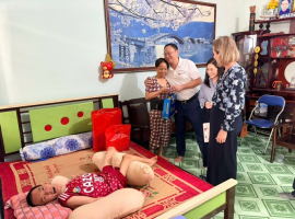LAN TỎA TÌNH CẢM, TRÁCH NHIỆM: Đoàn công tác NACCET - Đại sứ quán Hoa Kỳ tại Việt Nam tới thăm gia đình nạn nhân chất độc da cam tại Đồng Nai