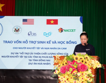 TRAO VỐN SINH KẾ VÀ HỌC BỔNG CHO NGƯỜI KHUYẾT TẬT TẠI ĐỒNG NAI
