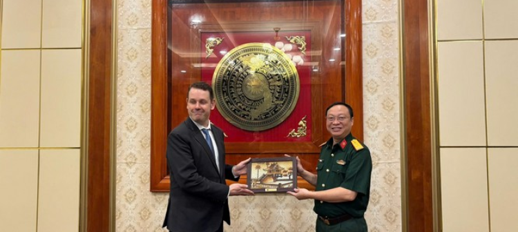 NACCET TIẾP ĐÓN, LÀM VIỆC VỚI ĐẠI DIỆN BỘ TRƯỞNG BỘ CHIẾN TRANH HOA KỲ