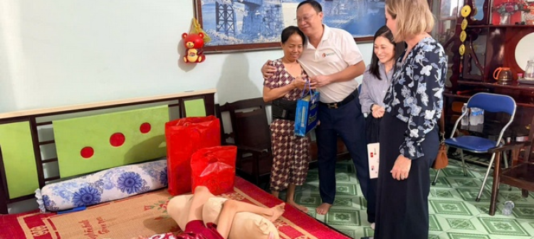 LAN TỎA TÌNH CẢM, TRÁCH NHIỆM: Đoàn công tác NACCET - Đại sứ quán Hoa Kỳ tại Việt Nam tới thăm gia đình nạn nhân chất độc da cam tại Đồng Nai