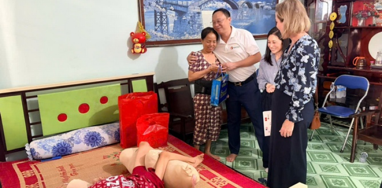LAN TỎA TÌNH CẢM, TRÁCH NHIỆM: Đoàn công tác NACCET - Đại sứ quán Hoa Kỳ tại Việt Nam tới thăm gia đình nạn nhân chất độc da cam tại Đồng Nai